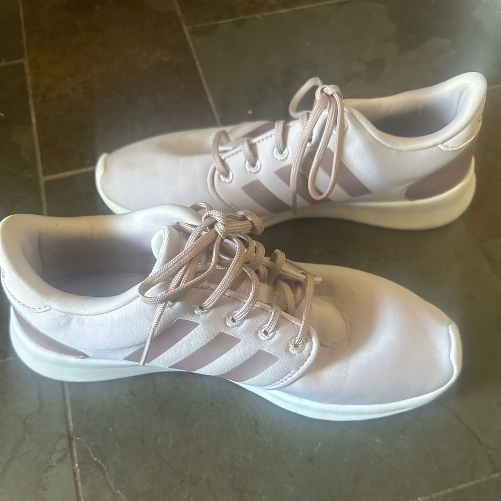 Women’s Adidas Cloudfoam Sneaker - size 8.5 - Excellent Condition